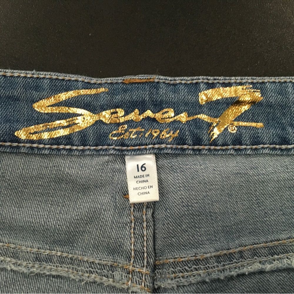 Seven7 Weekend Short 5” Inseam Fray Hem Denim Waist Comfort Stretch Size 16 NWT - Picture 4 of 11